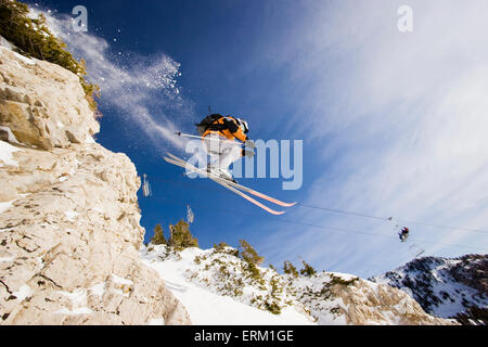 Greg Liscot Skifahren von einer Klippe Snowbird, Utah Stockfoto