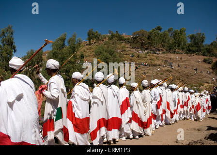 Gruppe von Priestern gekleidet in zeremonielle Kleidung, singen und tanzen in einer Prozession während Timkat-fest in Lalibela, Äthiopien Stockfoto