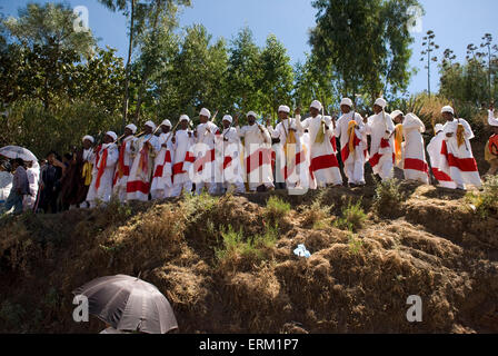 Gruppe von Priestern gekleidet in zeremonielle Kleidung, singen und tanzen in einer Prozession während Timkat-fest in Lalibela, Äthiopien Stockfoto