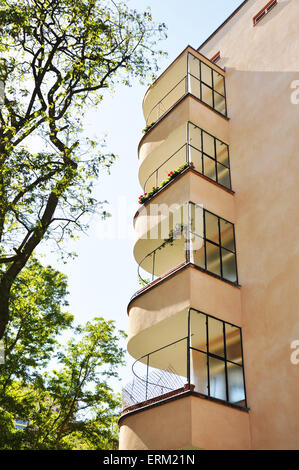 Balkonen ein dreißiger Jahre Mehrfamilienhaus in Prenzlauer Berg, Berlin, Deutschland Stockfoto