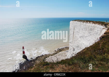 Beachy Head und Leuchtturm, East Sussex an einem klaren sonnigen Tag Stockfoto