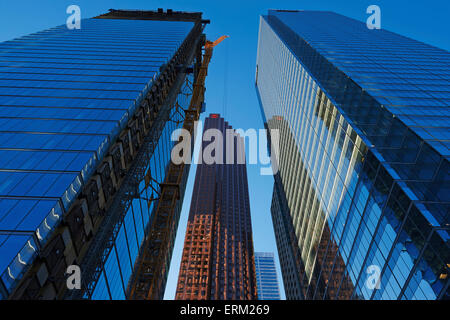 Kran und äußere Aufzug als Bay Adelaide Centre befindet sich im Aufbau; Toronto, Ontario, Kanada Stockfoto