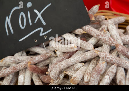 Getrocknete Wurst, Wurst auf einem Marktstand Lebensmittel. Stockfoto