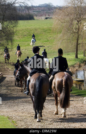 Ein Foxhunt im Gange, Reiter auf Pferde tragen Schutzhelme Landschaft reiten. Stockfoto