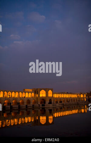 Nachts beleuchtet Khaju-Brücke in Isfahan, Iran Stockfoto