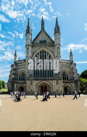 Winchester, UK. 4. Juni 2015. UK-Wetter: Menschen in der Kathedrale in der Nähe Winchester Hampshire Credit: Paul Chambers/Alamy Live News Stockfoto