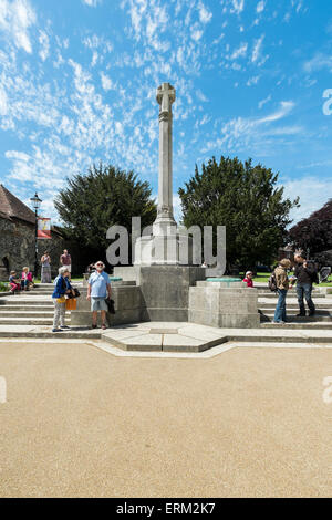 Winchester, UK. 4. Juni 2015. UK-Wetter: Menschen in der Kathedrale in der Nähe Winchester Hampshire Credit: Paul Chambers/Alamy Live News Stockfoto