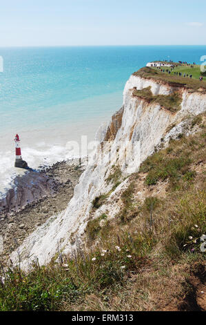 Beachy Head und Leuchtturm, East Sussex an einem klaren sonnigen Tag Stockfoto