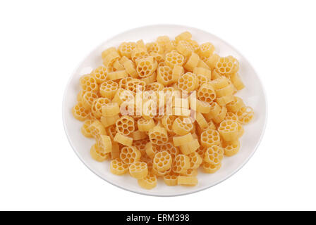 Nudeln in eine Platte auf weiß Stockfoto