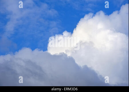 tiefblauer Himmel als Hintergrund Stockfoto