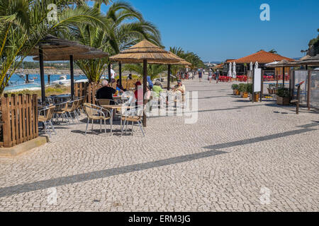 Eine Gegend in der Nähe des Hafens mit Café-Bars und draußen sitzen auf einer Kopfsteinpflaster-promenade Stockfoto