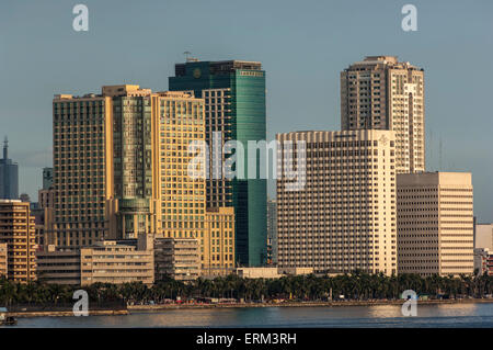 Skyline und den Hafen von Manila aus dem Meer entnommen Stockfoto