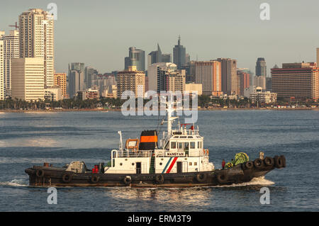 Skyline und den Hafen von Manila aus dem Meer entnommen Stockfoto