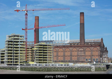 Blick über die Themse von Battersea in Richtung der ehemaligen viel Straße Kraftwerk und Krane über eine Baustelle Stockfoto