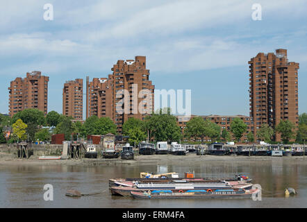 Blick über die Themse von Battersea in Richtung high-Rise Wohnung Blöcke der Welten Ende, Chelsea, London, england Stockfoto