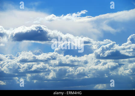 tiefblauer Himmel als Hintergrund Stockfoto