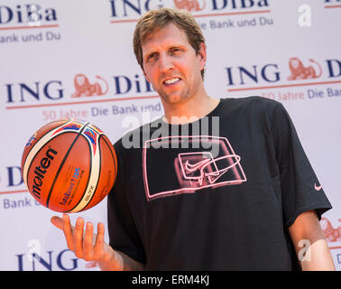 Professioneller Basketballspieler Dirk Nowitzki stellt während einer Pressekonferenz in Frankfurt a.M., Deutschland, 4. Juni 2015. Der 36-jährige Nowitzki kehrt in der deutschen Nationalmannschaft und spielt bei der Europameisterschaft im September. Foto: ANDREAS ARNOLD/dpa Stockfoto