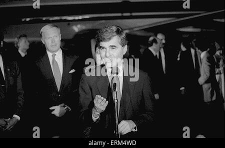 Niles, Illinois, USA 4. Oktober 1988 Gouverneur von Massachusetts Michael Dukakis kommt am Flughafen O' Hare für Kampagne Stop in Niles Township. Bildnachweis: Mark Reinstein Stockfoto