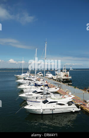 Weiße Yachten auf einen Anker im Hafen Stockfoto