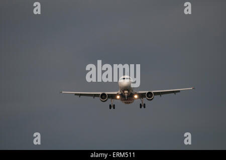 Verkehrsflugzeug im Endanflug - frontalen Ansicht. Stockfoto