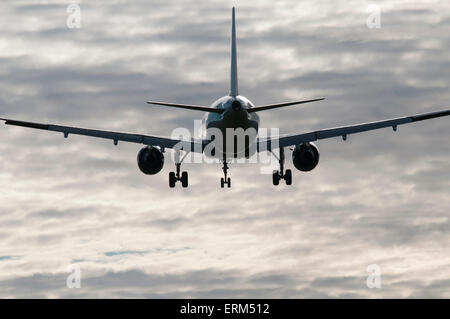 Düsen im Endanflug, teilweise Silhouette mit verstreuten Wolke im Hintergrund Stockfoto