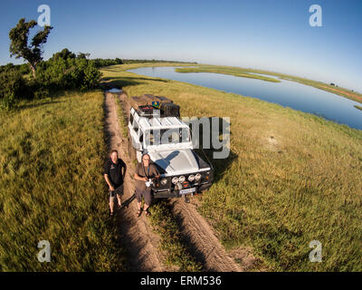 Afrika, Botswana, Chobe National Park, Luftaufnahme des Fotografen Paul Souders und Edwin Remserg von Land Rover Defender entlang Stockfoto