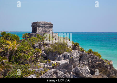 Tulum Tempel des Windes, Maya-Ausgrabungsstätte auf der Yucatan-Halbinsel von Mexiko mit Blick auf das türkisblaue Wasser entlang der Karibikküste Stockfoto