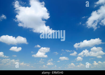 Fantastische weichen weißen Wolken gegen blauen Himmel Stockfoto