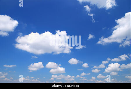 Fantastische weichen weißen Wolken gegen blauen Himmel Stockfoto