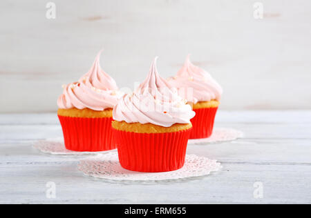 Cupcakes mit rosa Creme Dessert Stockfoto