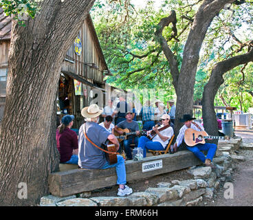 Wählen Sie ein oder zwei Songs auf der Gitarre oder nur ein Bier kaufen will ist herzlich willkommen bei den Gemischtwarenladen in Luckenbach, Texas. Stockfoto