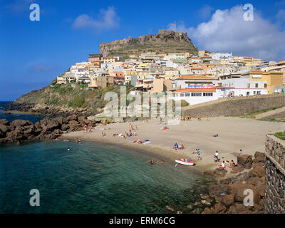 Blick auf Strand und Schloss Doria, Castelsardo, Provinz Sassari, Sardinien, Italien, Europa Stockfoto