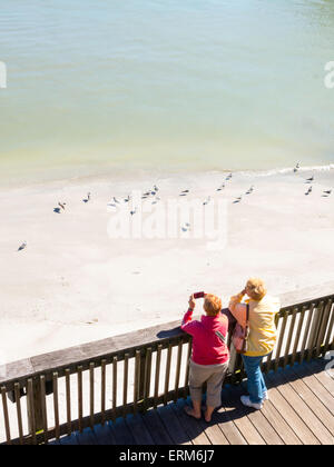 Touristen genießen John's Pass Village, Madeira Beach, Florida Stockfoto