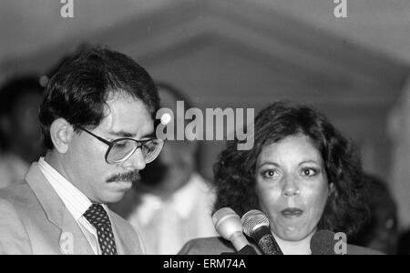 Chicago, Illinois, USA 2. August 1986 Nicaragua Präsident Daniel Ortega und seine Frau Rosario Murillo 'Push'-Betrieb im Hauptquartier. Bildnachweis: Mark Reinstein Stockfoto