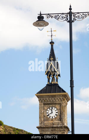 Uhrturm und kunstvoller Lampenposten an der Promenade im Badeort Shanklin, Isle of Wight, Hampshire, Großbritannien im Mai Stockfoto