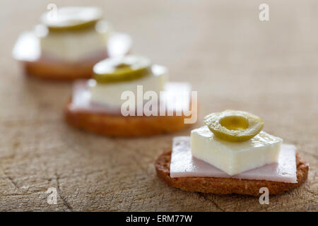 Backen Brötchen mit Fleisch und Käse über Holz Hintergrund Stockfoto