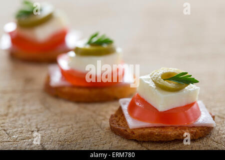 Backen Brötchen mit Fleisch und Käse über Holz Hintergrund Stockfoto