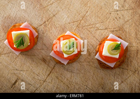 Backen Brötchen mit Fleisch und Käse über Holz Hintergrund Stockfoto