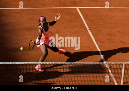 4. Juni 2015: Serena Williams der Vereinigten Staaten von Amerika in Aktion in einem Halbfinale Spiel gegen Timea Bacsinszky der Schweiz am Tag zwölf des 2015 French Open Tennis-Turnier in Roland Garros in Paris, Frankreich. Williams gewann 46 63 60. Sydney Low/Cal-Sport-Medien. Stockfoto
