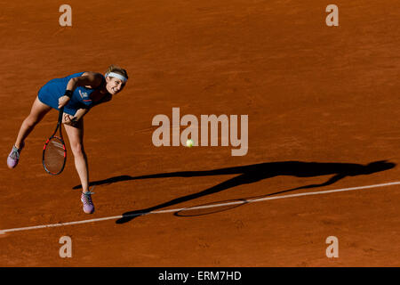 4. Juni 2015: Timea Bacsinszky der Schweiz in Aktion in einem Halbfinale Spiel gegen Serena Williams der Vereinigten Staaten von Amerika am Tag zwölf des 2015 French Open Tennis-Turnier in Roland Garros in Paris, Frankreich. Williams gewann 46 63 60. Sydney Low/Cal-Sport-Medien. Stockfoto