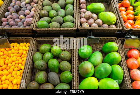 Eine Auswahl verschiedener Früchte für den Verkauf auf einem Markt Stockfoto