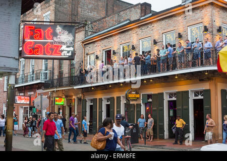 New Orleans, Louisiana - Touristen auf der Bourbon Street im French Quarter. Stockfoto