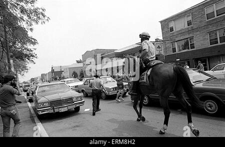 Chicago, Illinois, USA 28. Juni 1986 Chicago Polizei Pferd montiert Einheit Fahrten in der Mitte 71st Street zwei verschiedene Gruppen von Demonstranten getrennt voneinander während einer Kundgebung des KKK im Bereich Marquette Park zu halten. Bildnachweis: Mark Reinstein Stockfoto