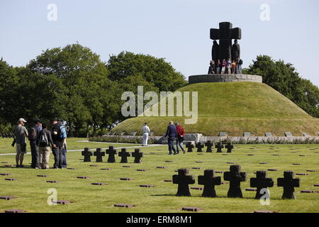 Normandie, Frankreich. 4. Juni 2015. D-Day 71. Jahrestag. Besucher gehen Hunderte von Gräbern auf dem deutschen Friedhof, La Cambe im warmen Sonnenschein. Diese Woche ist 71 Jahre her, dass Alliierten auf die Landungsstrände zu befreien Frankreich und Europa Credit gelandet: Wayne Farrell/Alamy Live News Stockfoto