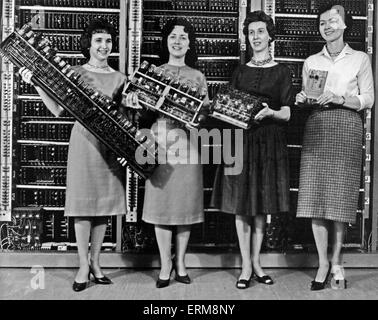 ENIAC COMPUTER über 1946.  Von links: Patsy Simmern hält ein ENIAC-Board; Gail Taylor hält eine EDVAC Board; Milly Beck mit einem ORDVAC-Board und Norma Stec hält eine BRLESC-ich an Bord. Bild begleitet die offizielle Bekanntgabe der Existenz des Computers. Foto U.S. Army Stockfoto