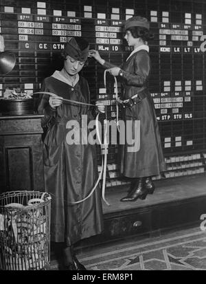 TICKER TAPE des Börse-Boards per Ticker Tape an der New Yorker Waldorf-Astoria im November 1918 in Betrieb. Foto U.S. War Department Stockfoto