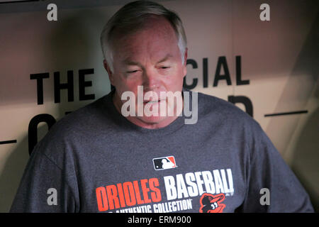 4. Juni 2015: Baltimore Orioles Manager Buck Showalter #26 spricht mit der medialen vor der MLB Baseball Spiel zwischen der Houston Astros und der Baltimore Orioles von Minute Maid Park in Houston, Texas. (Obligatorische Kredit: Erik Williams/CSM) Stockfoto