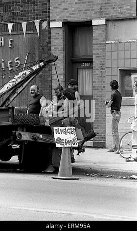 Chicago, Illinois 28.06.1986 Mitglieder der lokalen KKK Klan zeigen ihre Abneigung, wie Mitglieder der schwarzen Gemeinschaft durch Marquette Park marschieren. Stockfoto