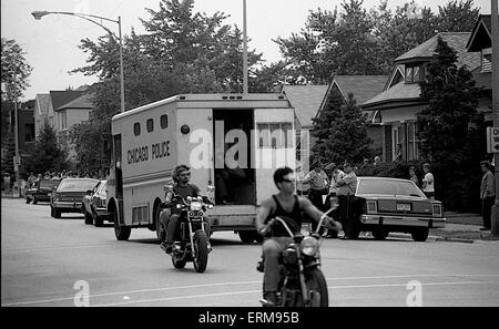 Chicago, Illinois 28.06.1986 Mitglieder der lokalen KKK Klan zeigen ihre Abneigung, wie Mitglieder der schwarzen Gemeinschaft durch Marquette Park marschieren. Stockfoto