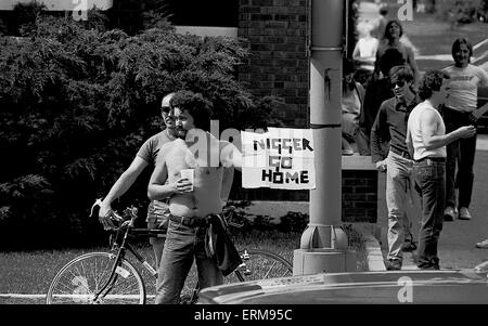 Chicago, Illinois 28.06.1986 Mitglieder der lokalen KKK Klan zeigen ihre Abneigung, wie Mitglieder der schwarzen Gemeinschaft durch Marquette Park marschieren. Stockfoto